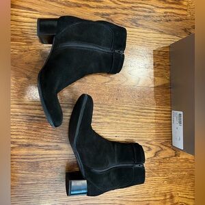 La Canadienne Jodie, black suede booties, size 7, medium